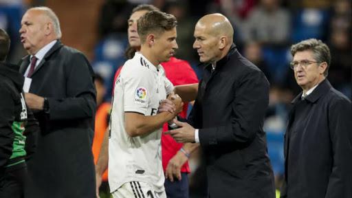 Marcos Llorente saluda a Zidane durante la etapa del jugador en el Real Madrid.