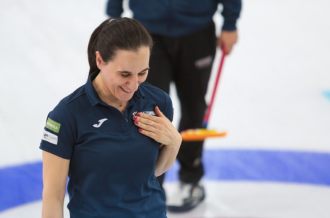 Oihane sonríe durante una competición de curling.