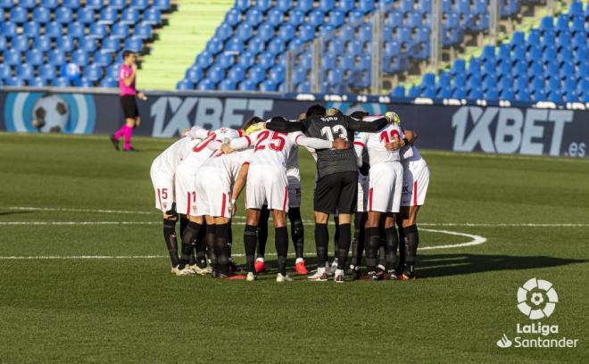 Los jugadores del Sevilla se abrazan antes de empezar el partido en Getafe.