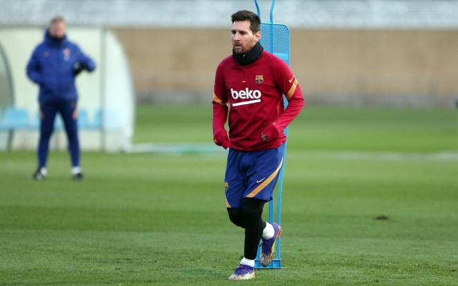 Leo Messi, ante la atenta mirada de Koeman (Foto: FCB).
