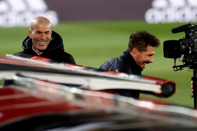 Zidane y Simeone sonríen tras saludarse en un Real Madrid-Atlético (Foto: EFE).