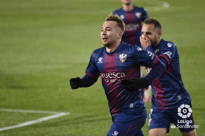 Javi Ontiveros celebra emocionado su gol en el Huesca-Alavés (Foto: LaLiga Santander).