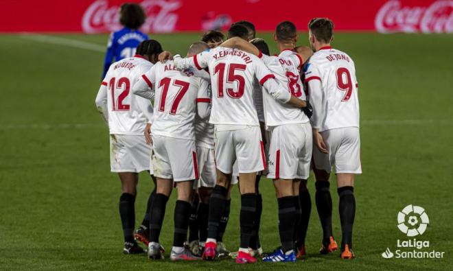 Los jugadores del Sevilla celebran el gol del triunfo. (Foto: LaLiga).