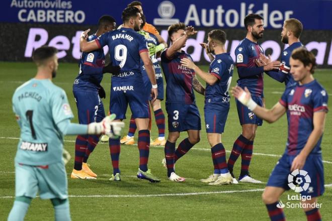 Los jugadores del Huesca celebran el tanto al Alavés (Foto: LaLiga).