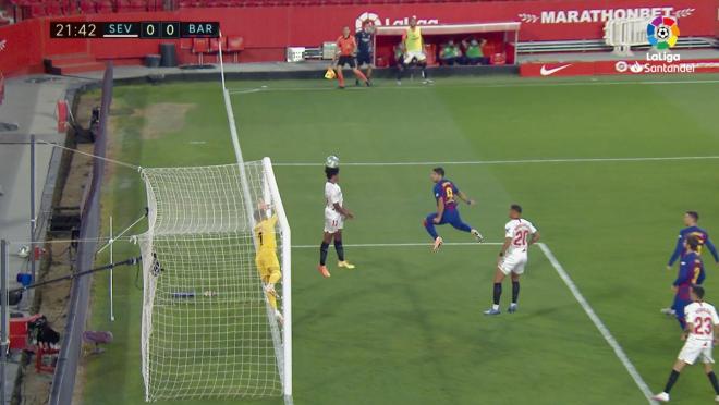 Koundé evita el gol de Messi en la temporada 19/20.