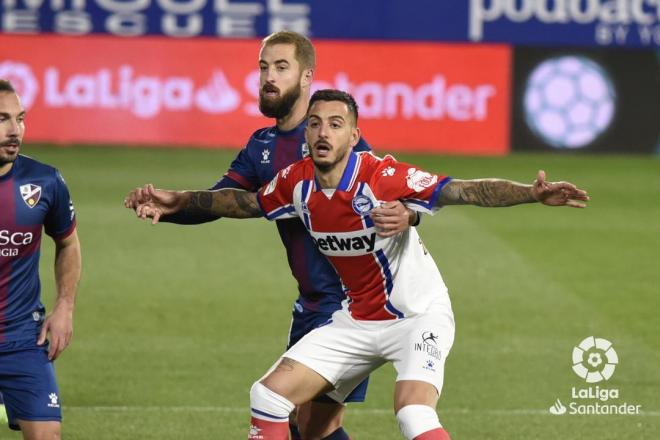 Pulido y Joselu esperan el balón en el Huesca-Alavés (Foto: LaLiga Santander).