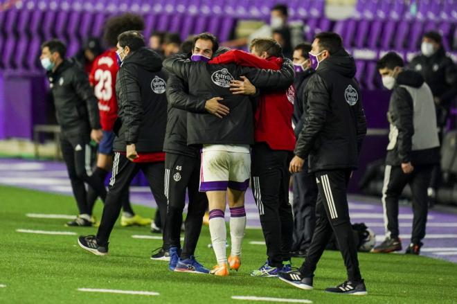 Shon Weissman, abrazado y felicitado tras la victoria este viernes (Foto: Real Valladolid).