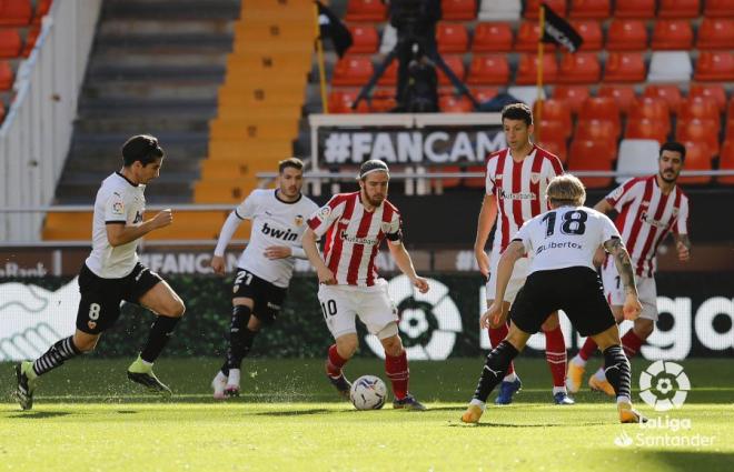 Acción de Iker Muniain, durante el Valencia CF-Athletic Club (Foto: LaLiga).