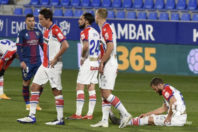 Víctor Larguardia, durante el Huesca-Alavés (Foto: LaLiga).