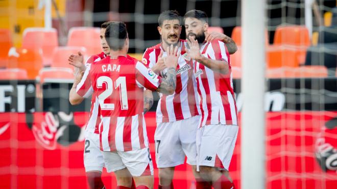 Asier Villalibre felicitado por su gol en Valencia (Foto: Athletic Club).