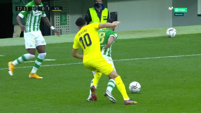 Lesión de Iborra, jugador del Villarreal, ante el Betis.