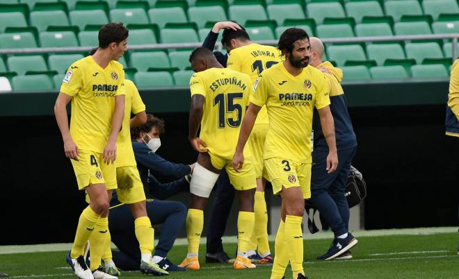 Estupiñán, atendido en la banda del Villamarín (Foto: Kiko Hurtado).