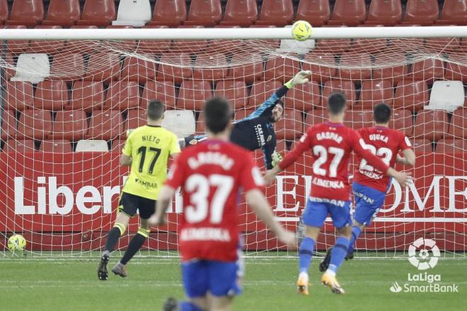 Cristian vuela para hacer una parada durante el Sporting-Zaragoza (Foto: LaLiga).