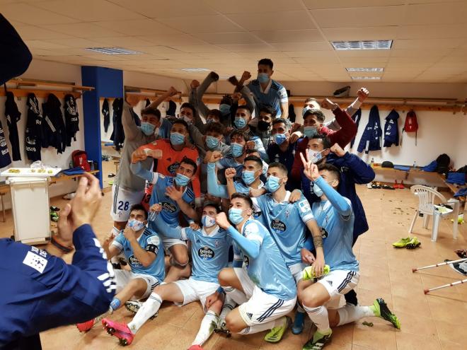 La plantilla del Celta B, celebrando el triunfo en Riazor ante el Dépor (Foto: RCCV).