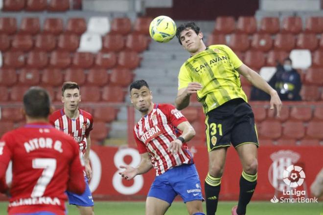 Iván Jaime pelea un balón, durante el Sporting-Real Zaragoza (Foto: LaLiga)