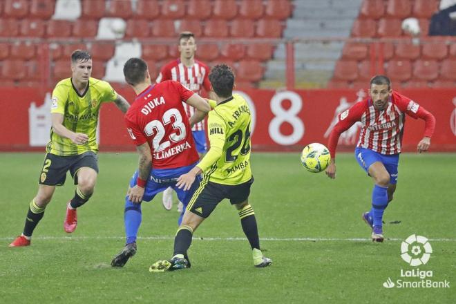 Un lance durante el Sporting-Real Zaragoza (Foto: LaLiga)