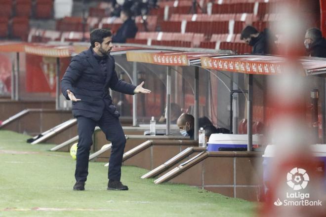 Gallego protesta una acción durante el Sporting-Real Zaragoza (Foto: LaLiga)