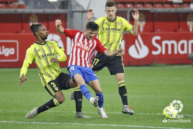 Amador y Manu García pugnan por un balón durante el Sporting-Real Zaragoza (Foto: LaLiga)