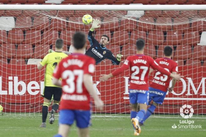 Cristian Álvarez realiza una parada ante el Sporting (Foto: LaLiga).