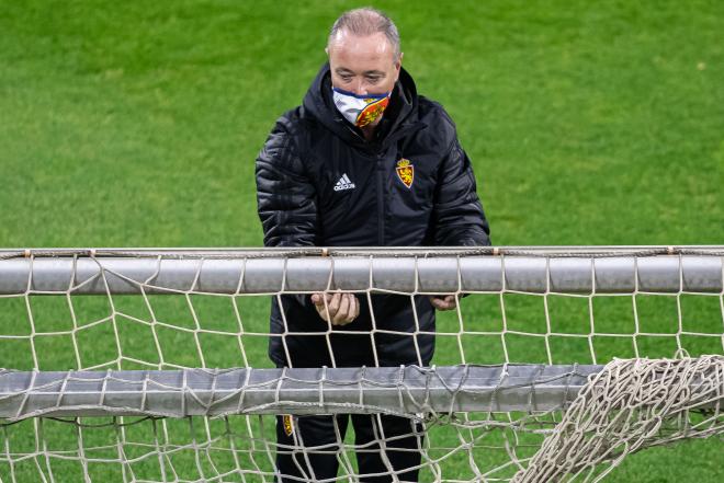 JIM sujeta la portería en su primer entrenamiento como entrenador del Real Zaragoza (Foto: Daniel Marzo).