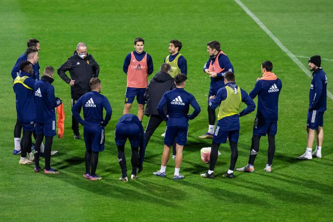 JIM da órdenes a sus jugadores durante un entrenamiento (Foto: Real Zaragoza).
