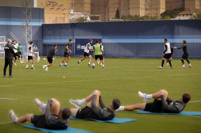 Varios jugadores estiran durante un partidillo en el Anexo (Foto: Málaga CF).