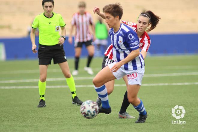Jone Ibañez disputa un balón en el Sporting de Huelva - Athletic Femenino (Foto: Athletic Club).