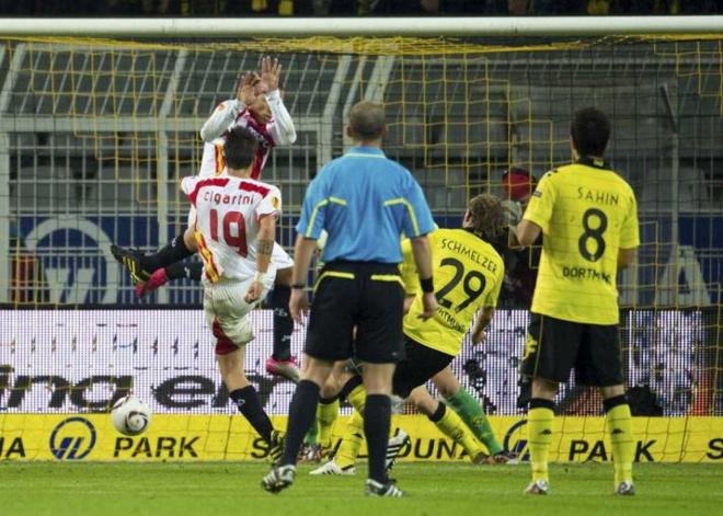 Gol de Cigarini al Borussia Dortmund en 2010.