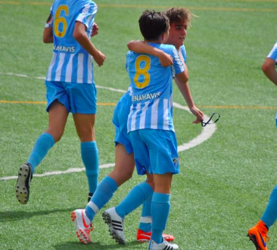 Niños del Málaga celebran un gol.