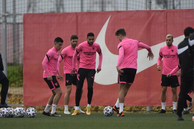 El Sevilla, con la nueva ropa de entrenamiento de Nike, en la sesión del lunes (Foto: Kiko Hurtado).
