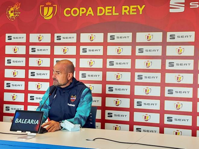 Paco López en la rueda de prensa previa al partido de Copa del Rey. (Foto: Levante UD)