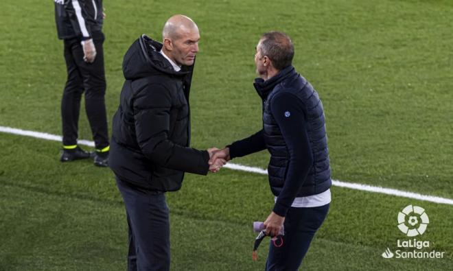 Zinedine Zidane saluda a Gaizka Garitano (Foto: LaLiga Santander).