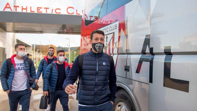 Mikel Vesga se dirige al autobús, con sus compañeros, en Lezama (Foto: Athletic Club).