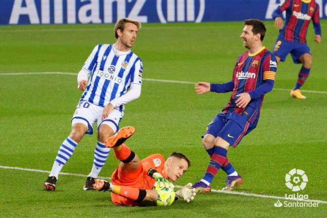 Álex Remiro se hace con el esférico en el césped ante Messi y Nacho Monreal (Foto: LaLiga).