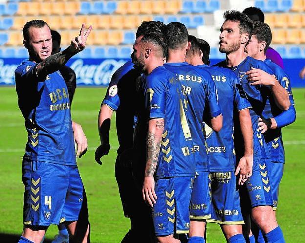 Charlie Dean celebra un gol con el UCAM Murcia.