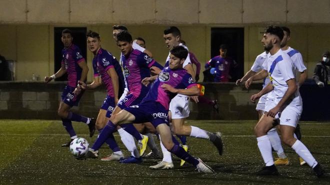 Toni, en el momento de marcar su segundo gol ante el Cantolagua (Foto: Real Valladolid).