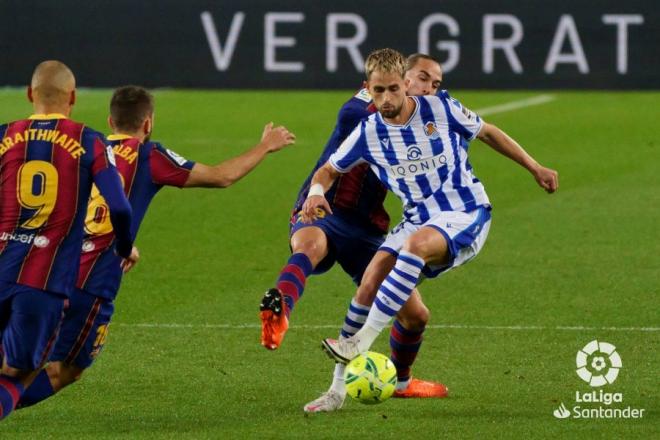Januzaj controla el balón ante la presión de Alba en el partido ante el Barcelona de la pasada temporada (Foto: LaLiga).