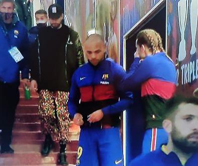 Las pintas de Griezmann y Piqué en el partido entre Barcelona y Real Sociedad.