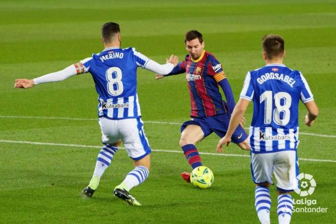 Merino trata de taponar un disparo de Messi (Foto: LaLiga).