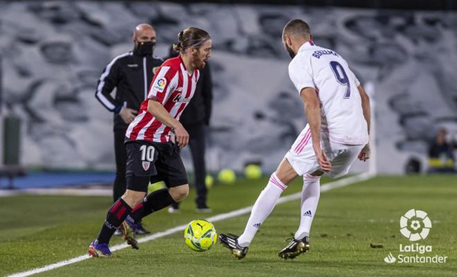 Iker Muniain encara a Karim Benzema en Valdebebas (Foto: LaLiga).