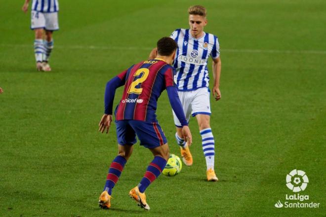 Navarro aguanta el balón ante la presión de Dest (Foto: LaLiga).