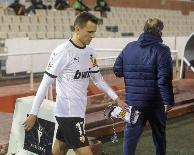 Cheryshev entrando al Estadio Olímpico con el brazalete (Fotos: Valencia CF)