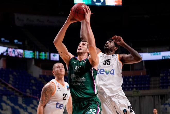 Rubén Guerrero, tratando de hacer un mate (Foto: UnicajaB. Fotopress/M.Pozo).