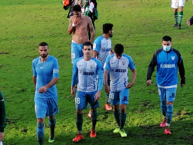 Varios jugadores del Málaga abandonan el césped de O Vao (Foto: Alberto Bravo).