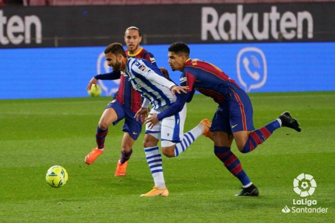 Willian José persigue el balón mientras Ronald Araújo le presiona (Foto: LaLiga).
