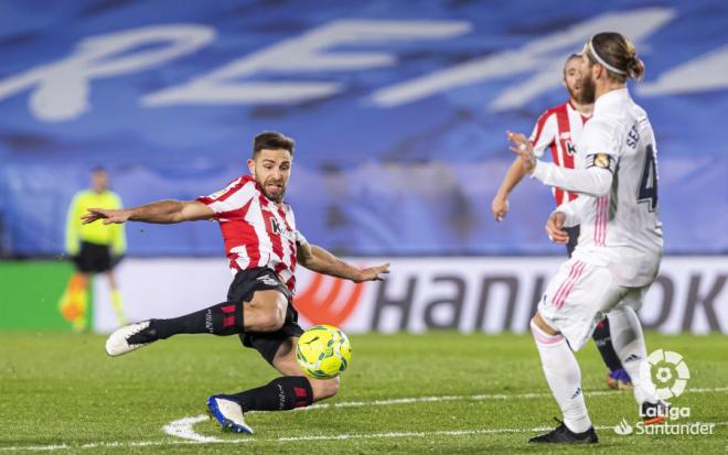 Yeray Álvarez en un lance del partido junto a Sergio Ramos (Foto: LaLiga).