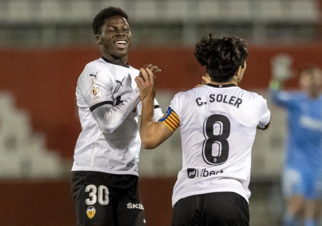 Yunus y Soler celebran el 2-1 (Foto: Valencia CF)