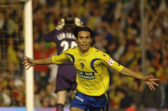 Lobos celebra uno de los goles anotados con la camiseta del Cádiz.