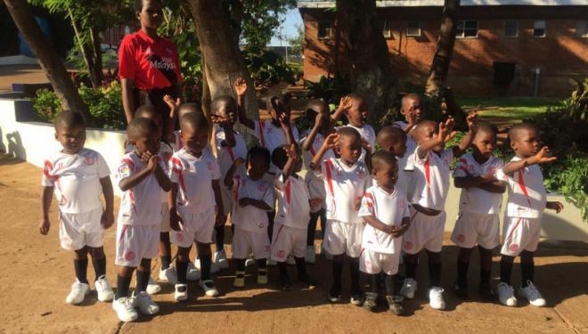 Niños en Malawi con la camiseta del Sevilla (foto: SFC).