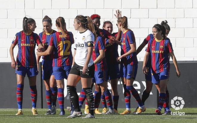 Las jugadoras del Barcelona femenino celebran un gol ante el Valencia.